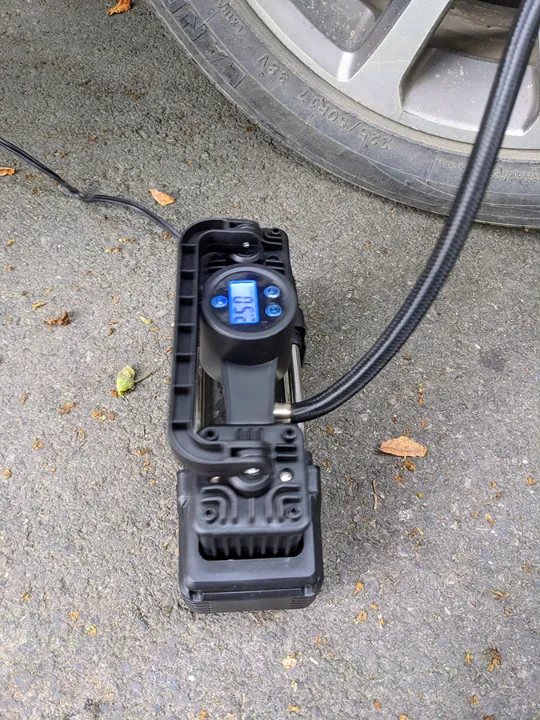 Review bơm lốp ô tô 12-24V 2 xi lanh Trung Quốc 5